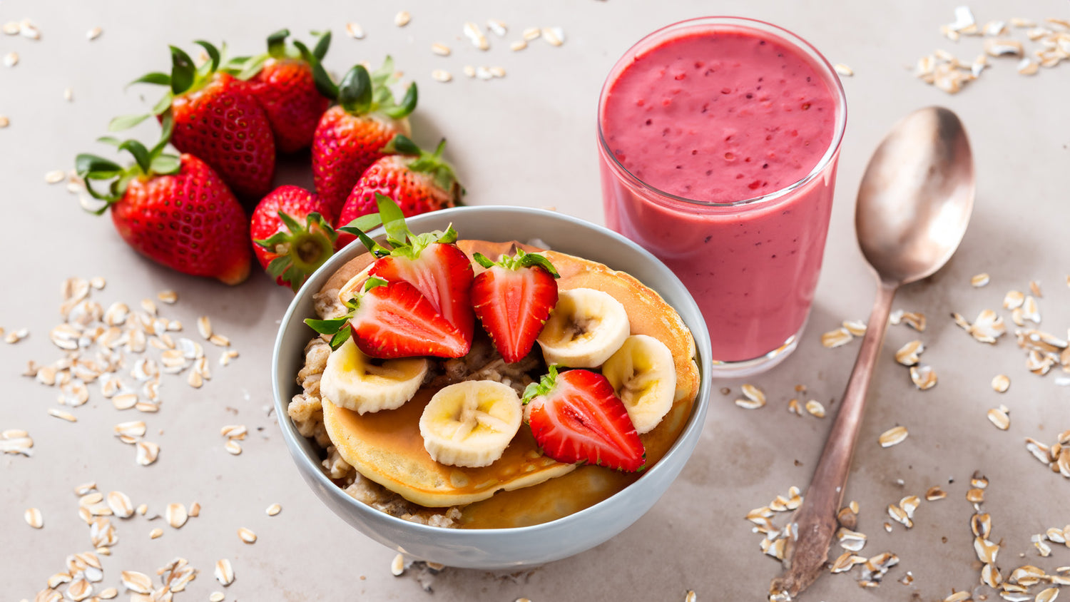 Batido de Fresas y Avena con Panqueques de Plátano