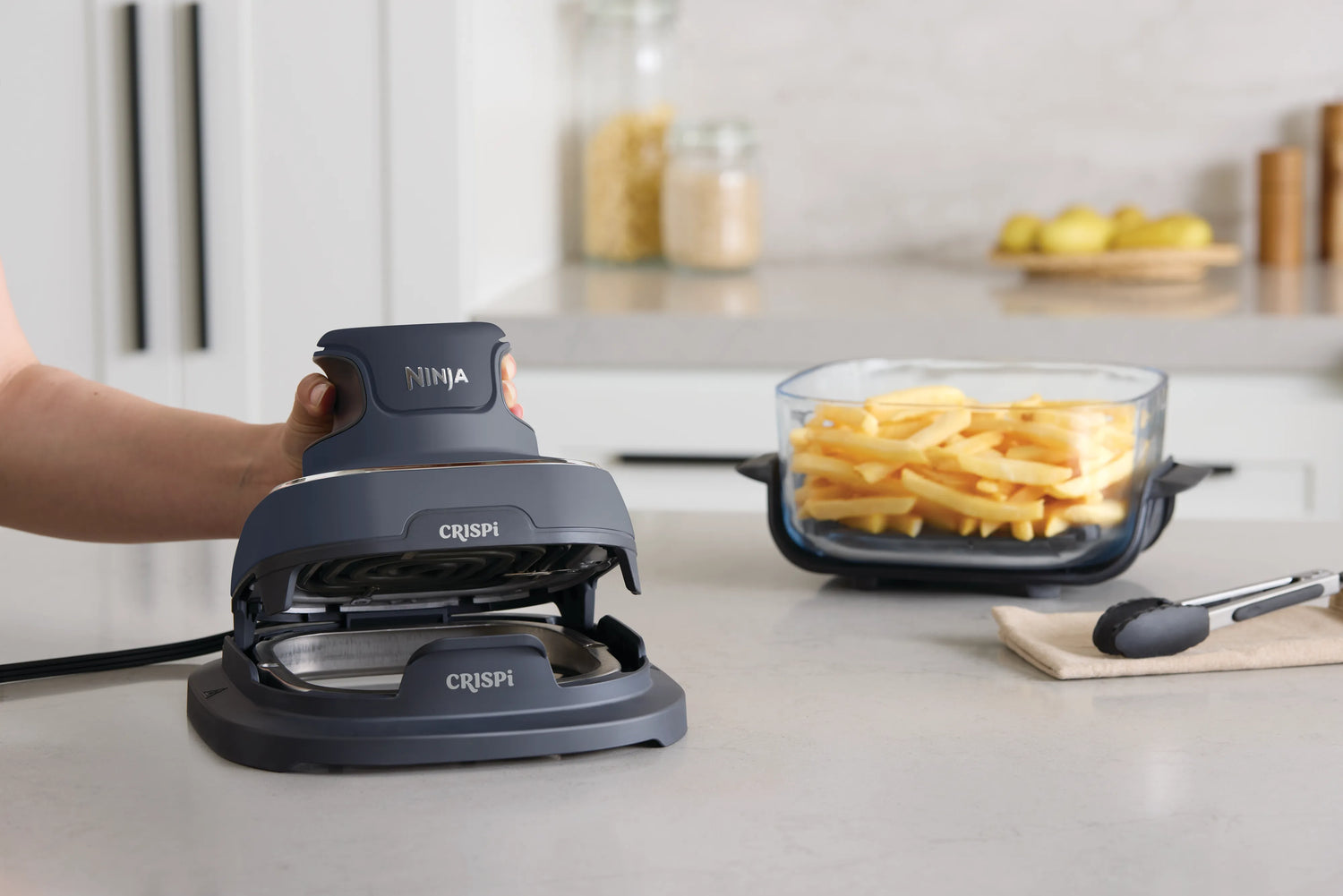 Freidora de aire de vidrio Ninja Crispi FN101GY cocinando sobre la encimera de la cocina