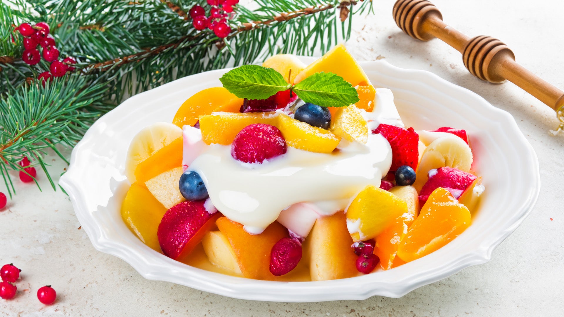 Ensalada navideña de frutas con crema de yogur y miel