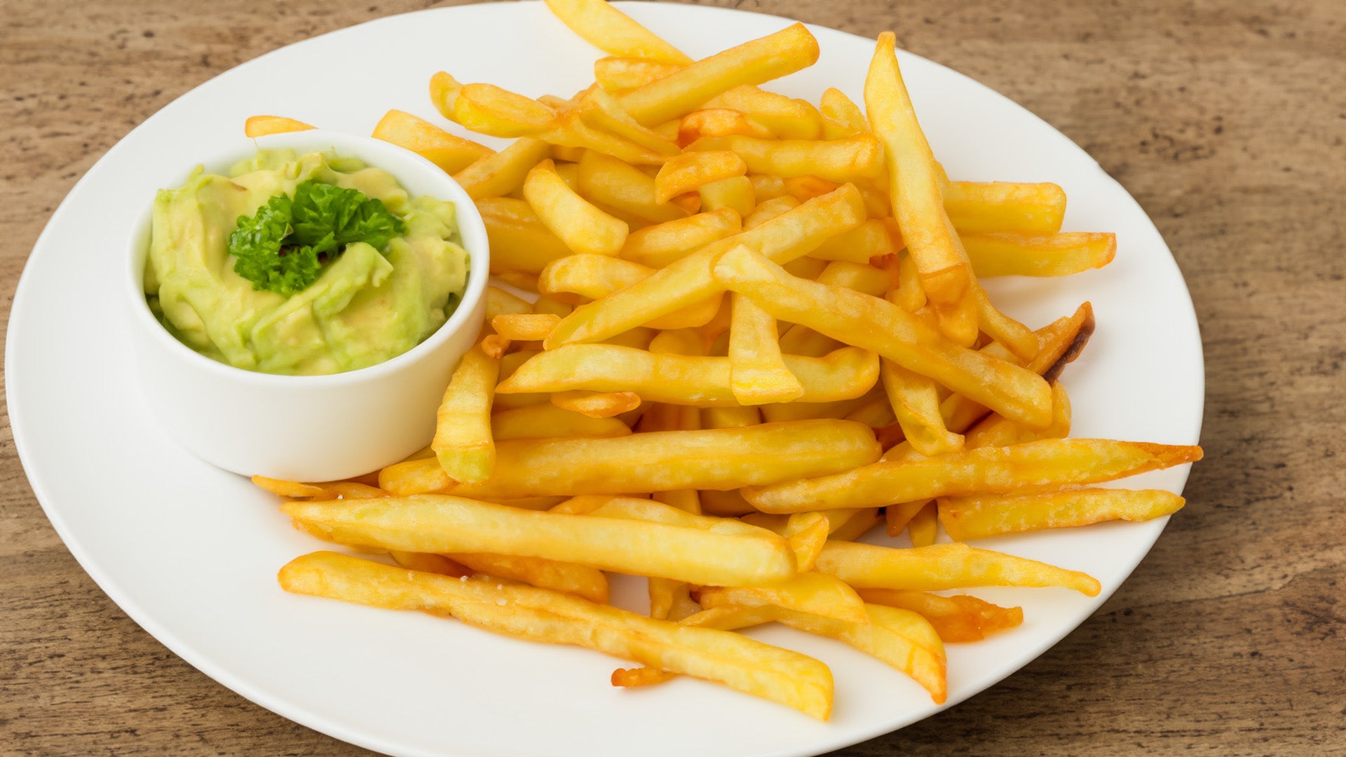 Papas fritas con dip de aguacate