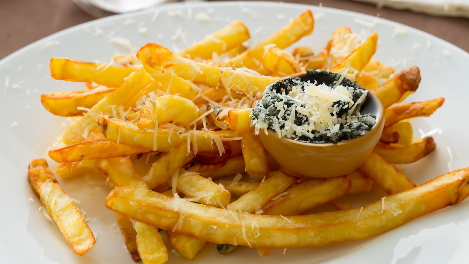 Papas fritas con salsa de trufa y parmesano