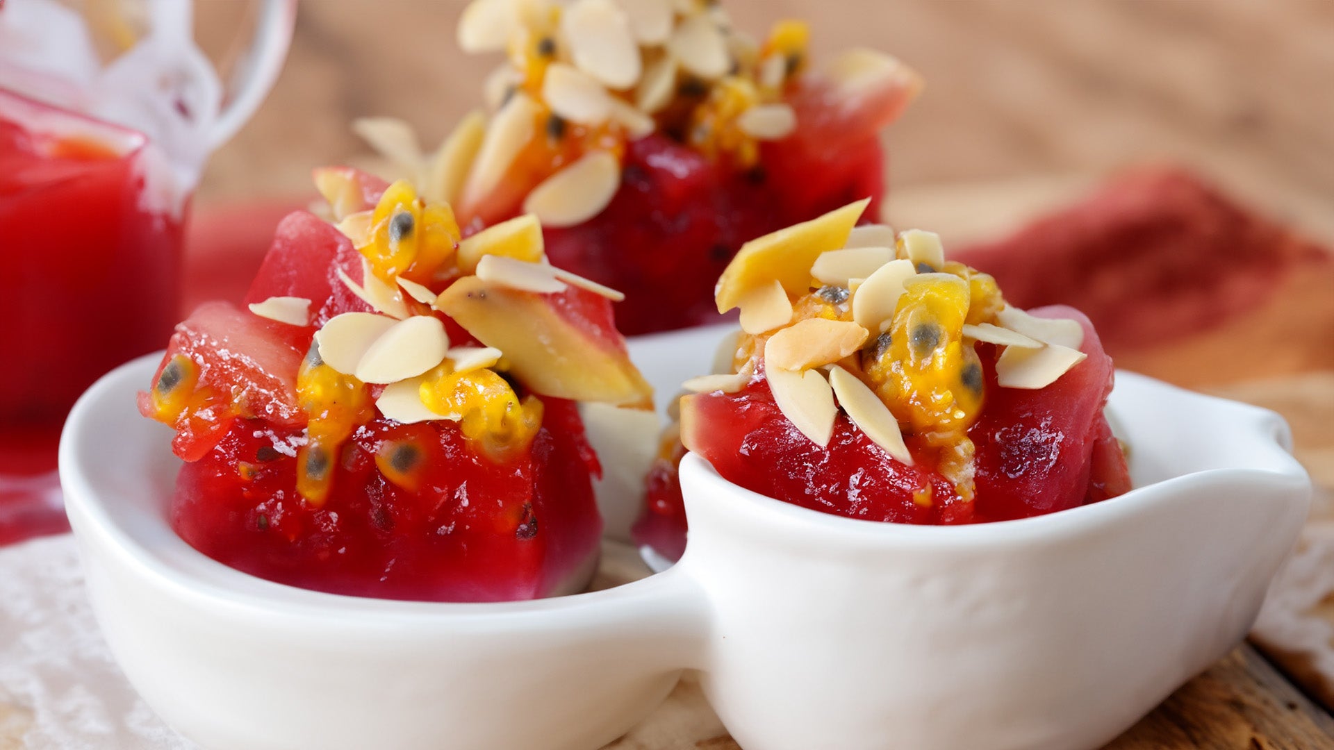 Postre de Maracuyá con Crocante de Almendras y Reducción de Frutas Rojas