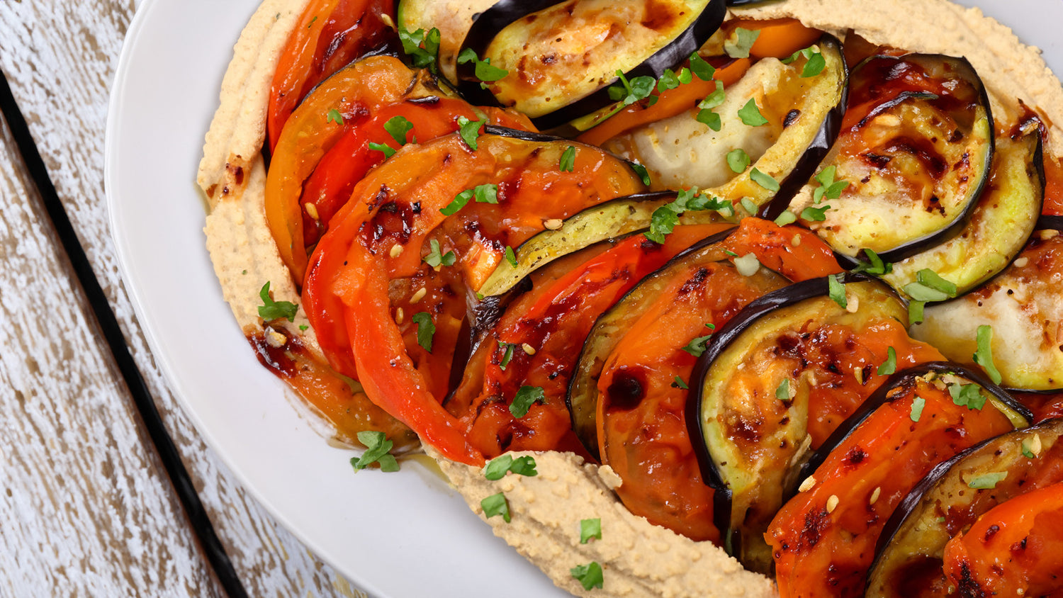 Ratatouille con hummus de ajo asado