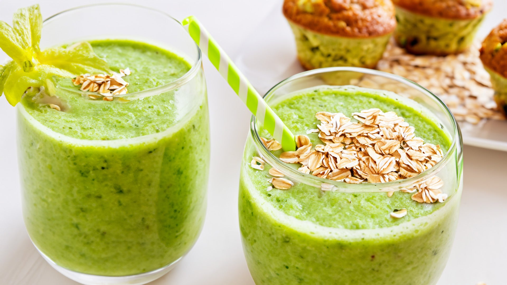 Smoothie verde con muffins de avena