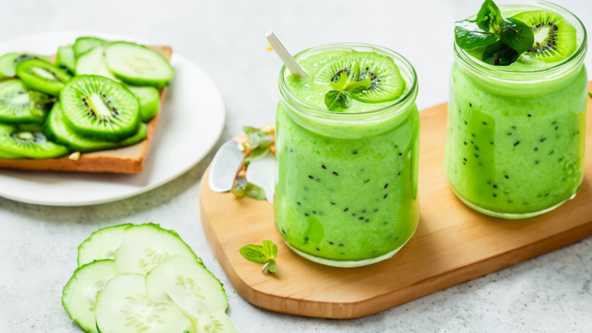 Smoothie verde de kiwi y pepino con tostadas de hummus