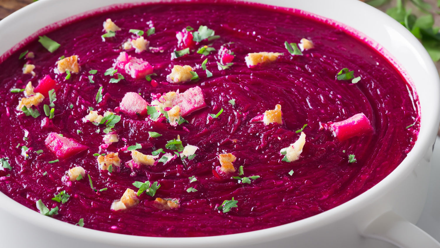 Sopa cremosa de remolacha y manzana