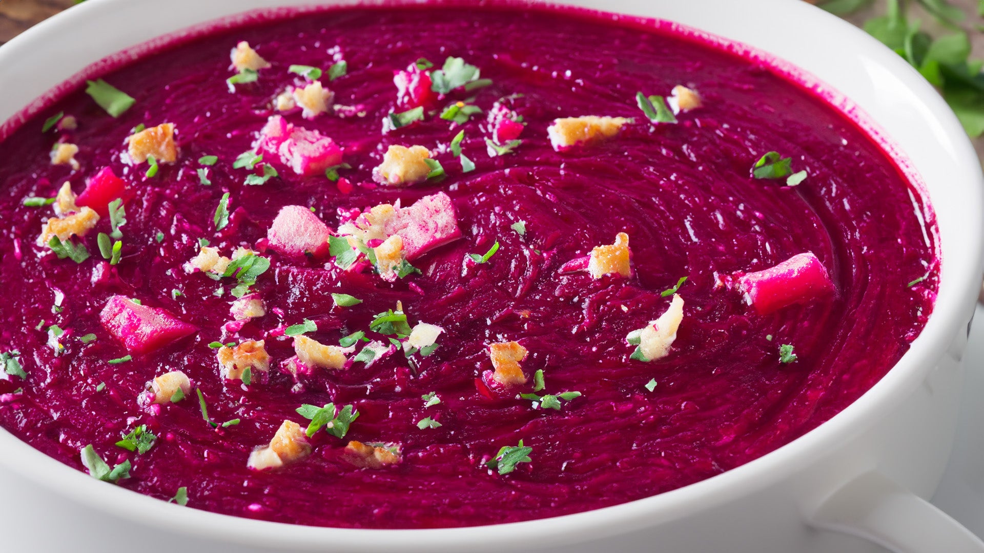 Sopa cremosa de remolacha y manzana