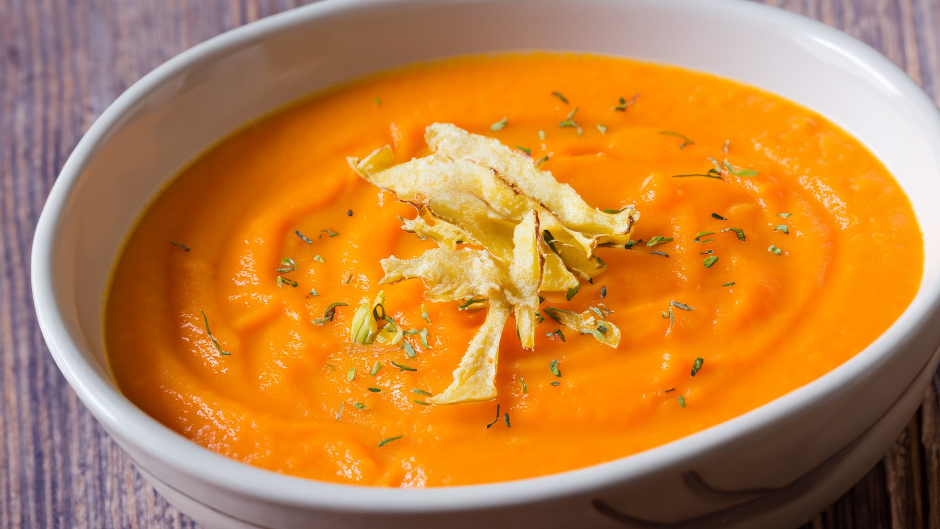 Sopa de Zanahoria y Jengibre con Chips de Batata