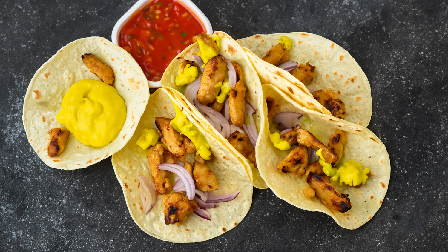 Tacos de pollo con salsa de mango y lima
