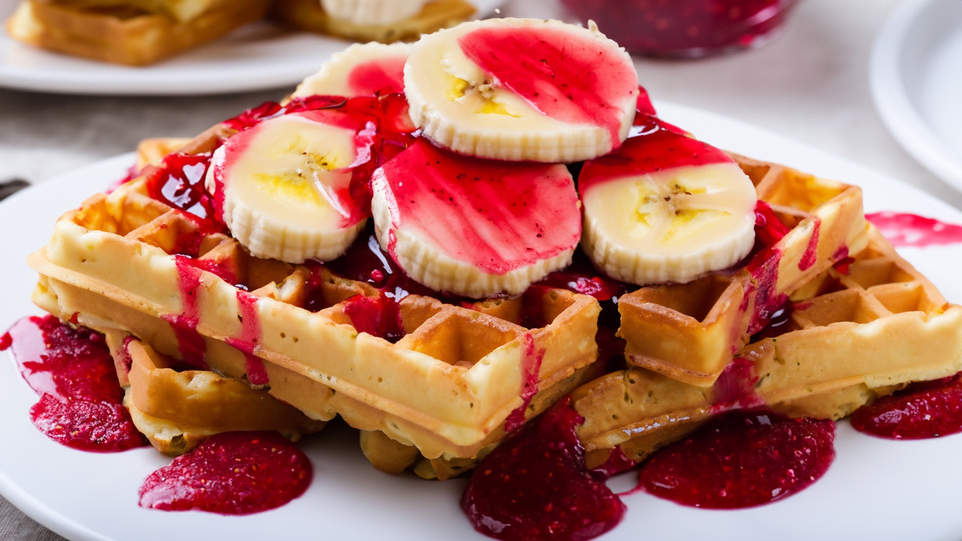 Waffles de banana y avena con salsa de frambuesa