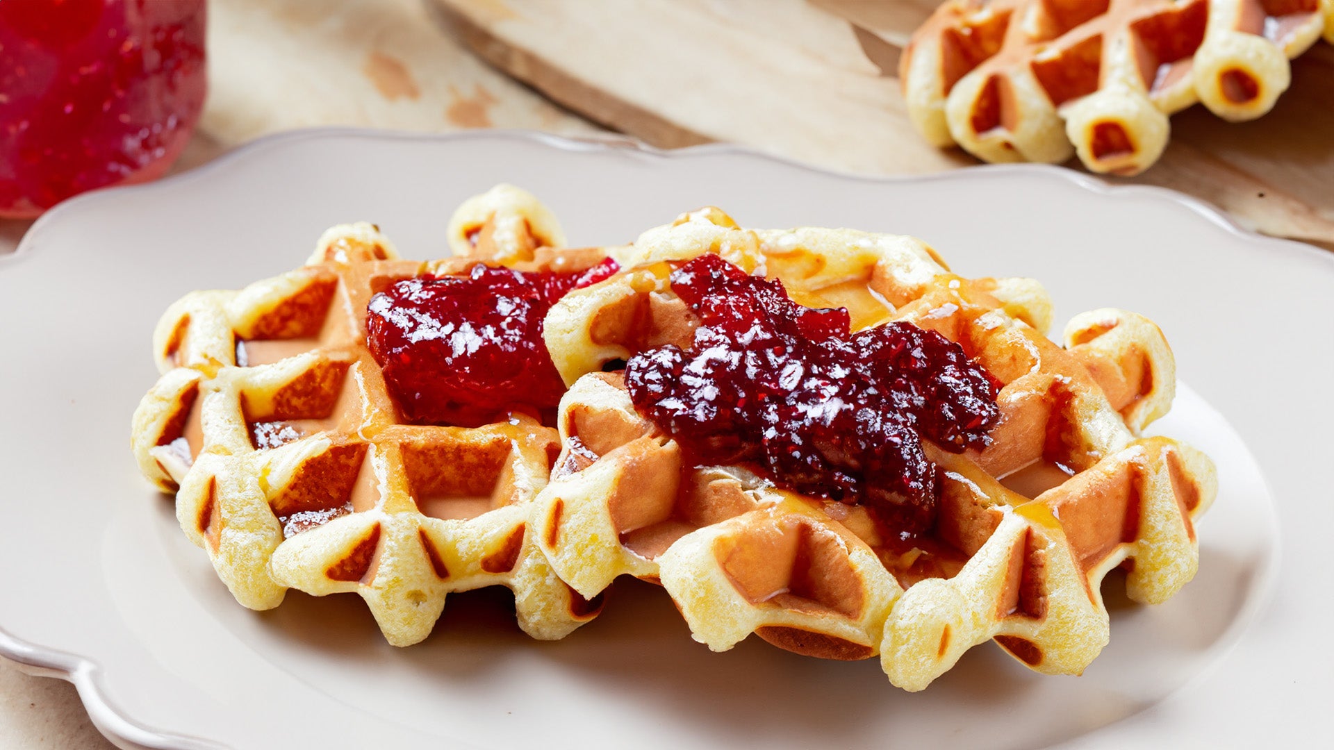 Waffles de ricotta y limón con mermelada casera